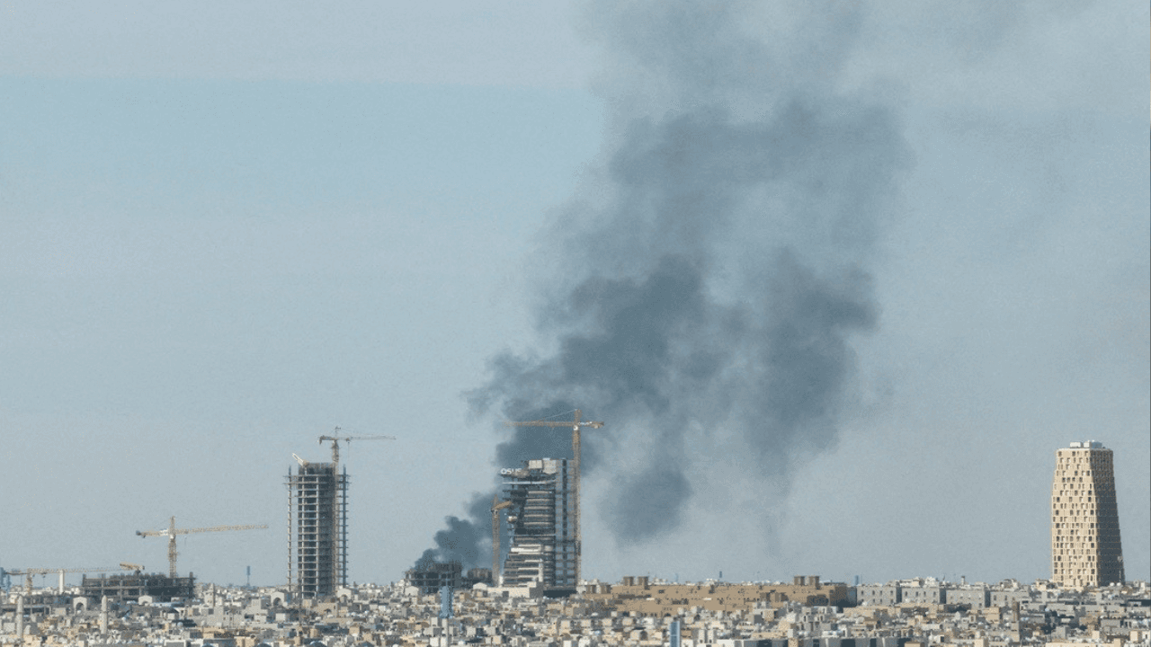 السعودية تدمر 20 مسيّرة.. وحريق في مصفاة الأحمدي الكويتية