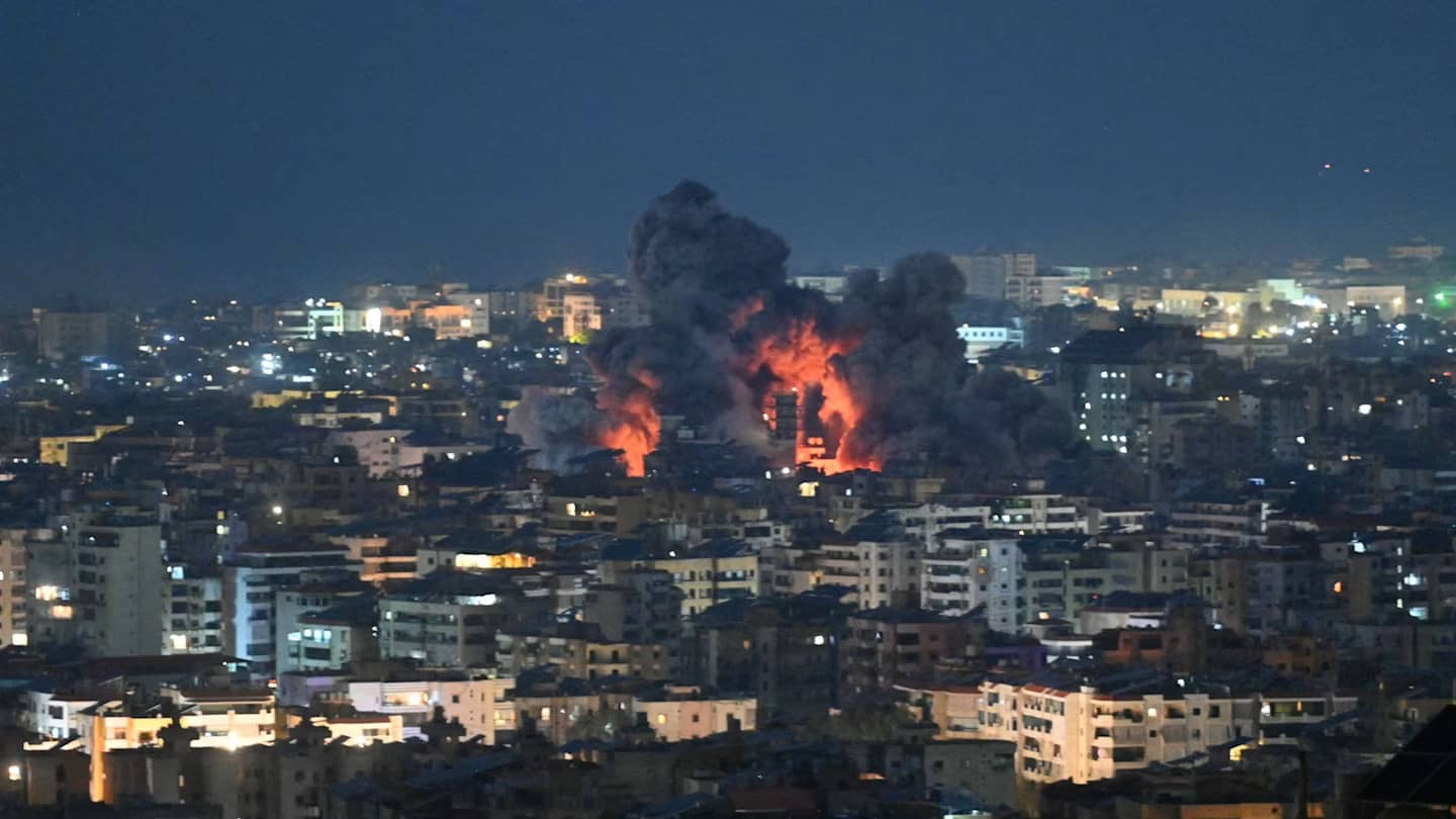 إعلام إيراني: أضرار كبيرة لحقت بالأماكن السكنية في ميدان الثورة وسط طهران نتيجة غارات "العدو"