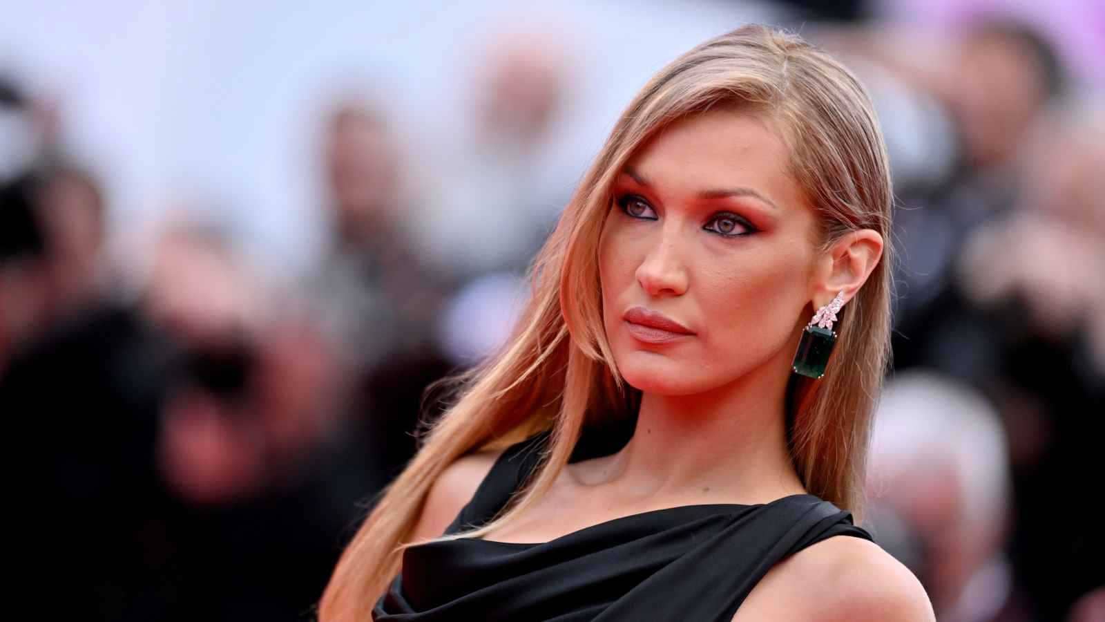 بيلا حديد تعتذر لجمهورها.. ما القصة؟