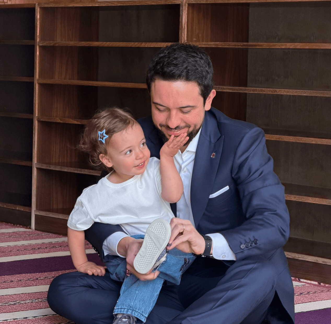 ولي العهد يصطحب الأميرة إيمان إلى مسجد الملك الحسين