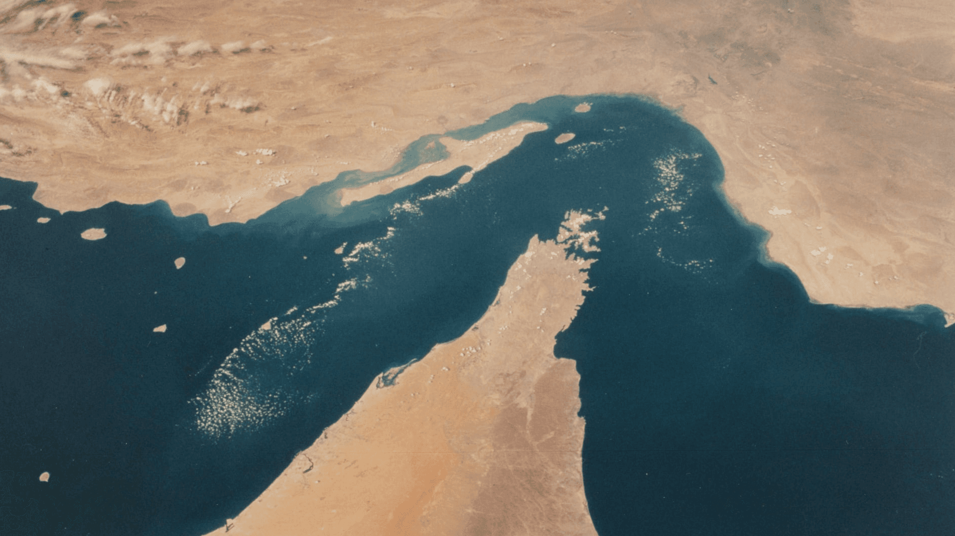 ارتفاع أسعار النفط عالمياً بعد إغلاق إيران مضيق هرمز