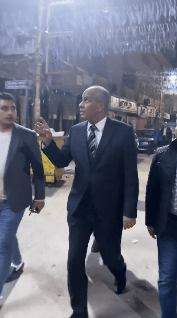 محافظ كفر الشيخ في جولة لمتابعة قرار مجلس الوزراء المصري بغلق المحال التجارية الساعة التاسعة مساءً