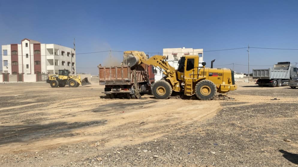 حملة لإزالة الأنقاض ومخلفات البناء بين الأحياء السكنية والشوارع في معان