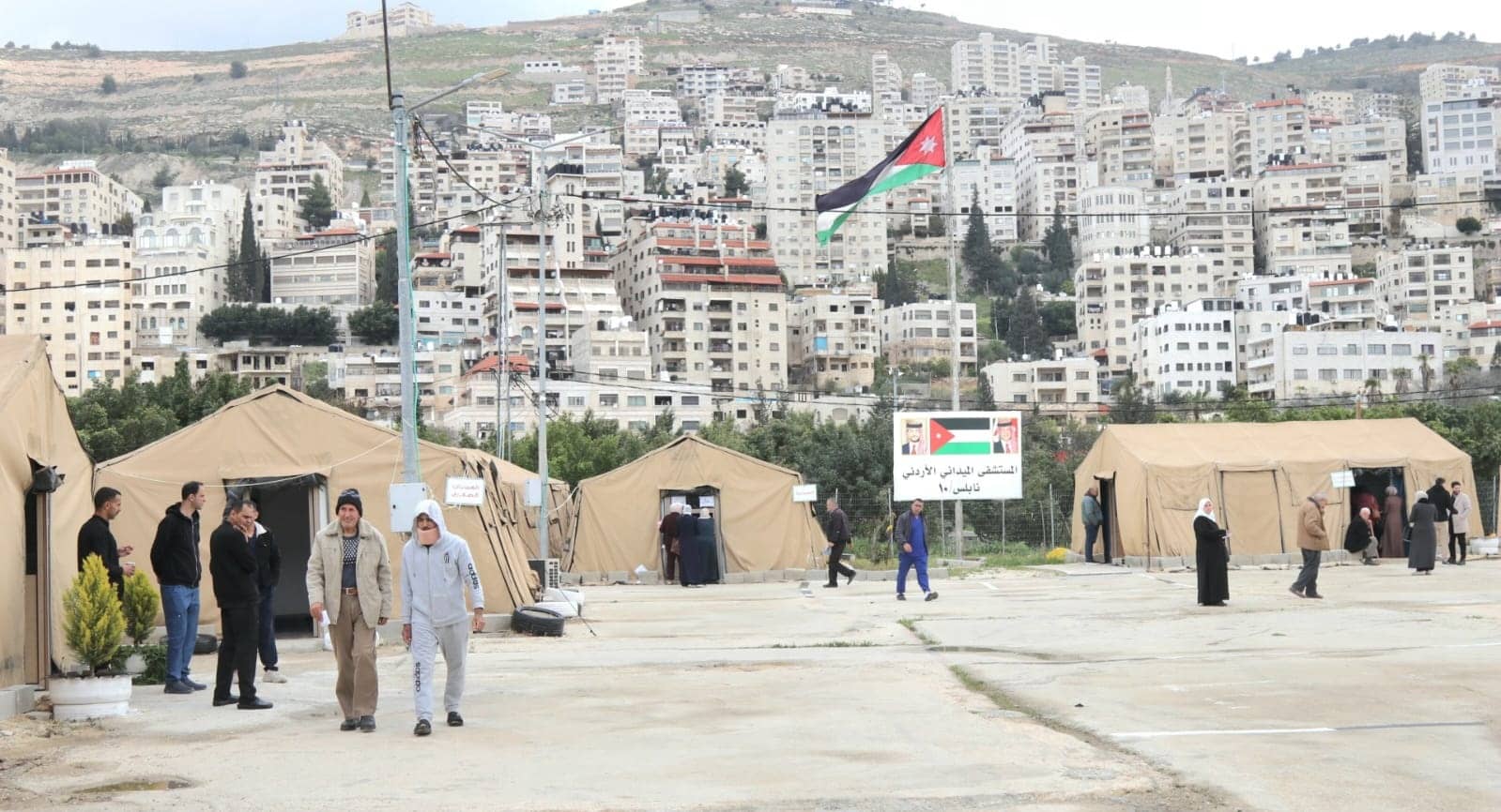 طواقم المستشفى الميداني الأردني نابلس/10 تباشر أعمالها