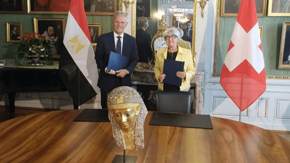 مصر تسترد قناع مومياء ذهبي من سويسرا