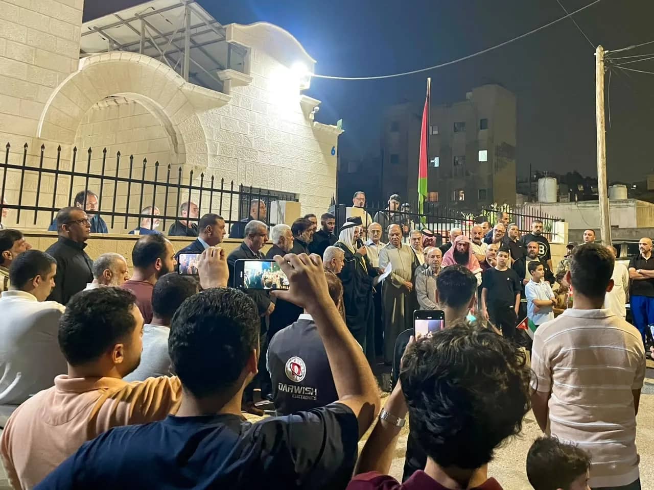 جبل التاج ينتصر للوحدة الوطنية.. وقفة تضامنية تندد بالاعتداء على كنيسة الكرك
