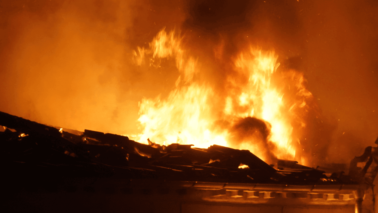 الامن العام :الدفاع المدني يخمد حريقاً شب في مستودع يحتوي على أخشاب في محافظة العاصمة