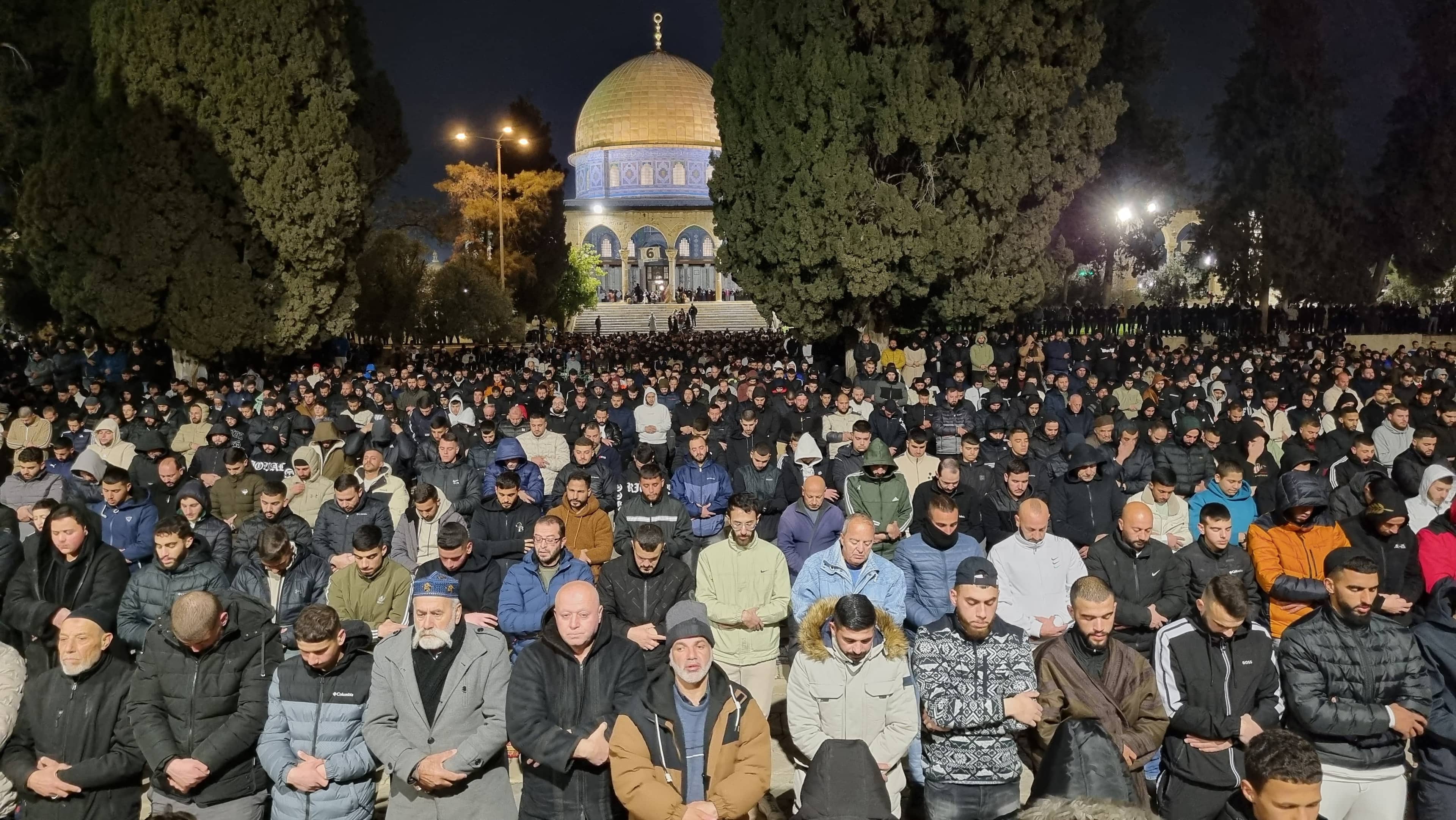 رغم القيود.. 100 ألف مصلٍ يؤدون صلاتي العشاء والتراويح في رحاب المسجد الأقصى