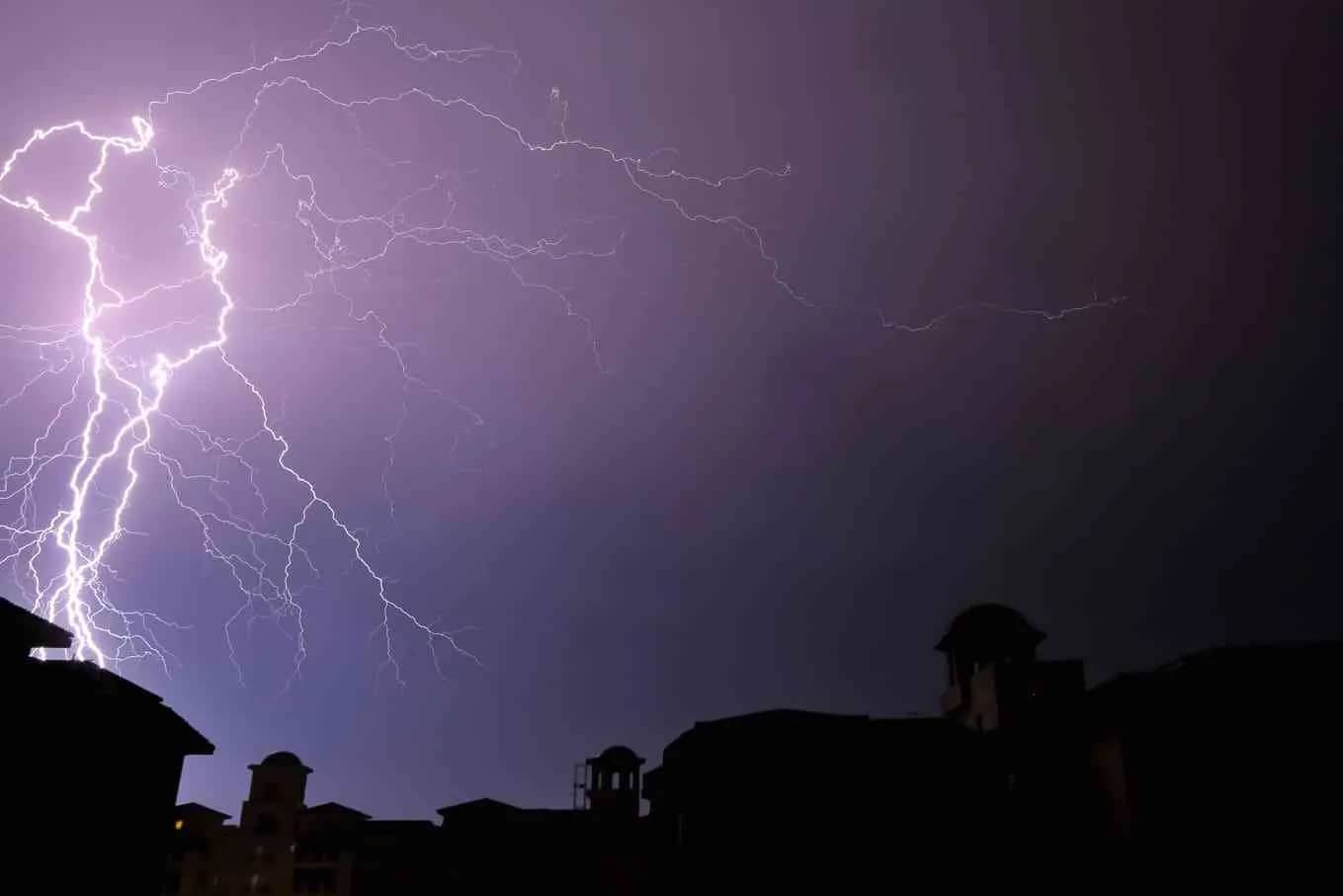 كيف تتشكل العواصف الرعدية وكيف تحمي نفسك في الداخل والخارج؟
