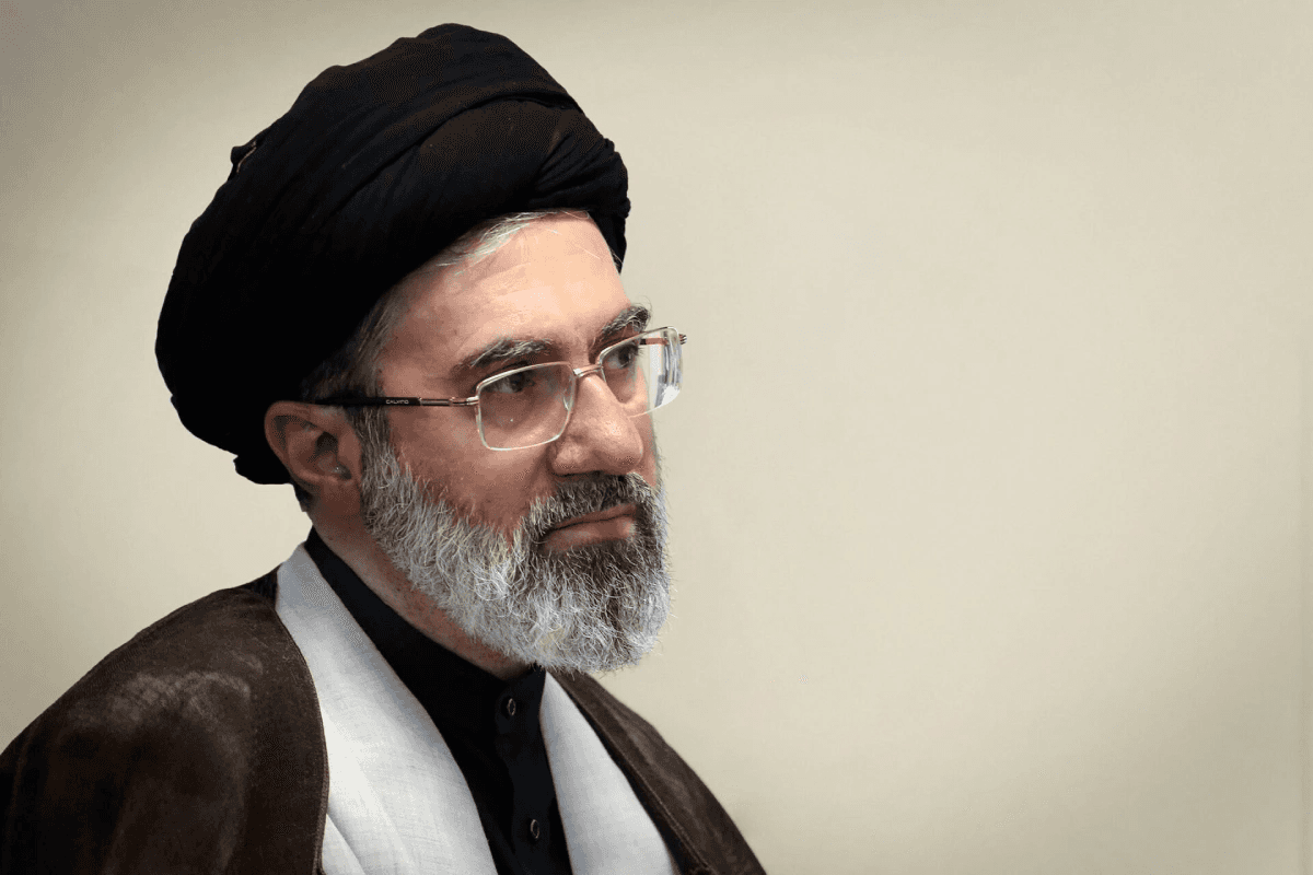 المرشد الإيراني يعين قيادات جديدة للجيش والحرس الثوري