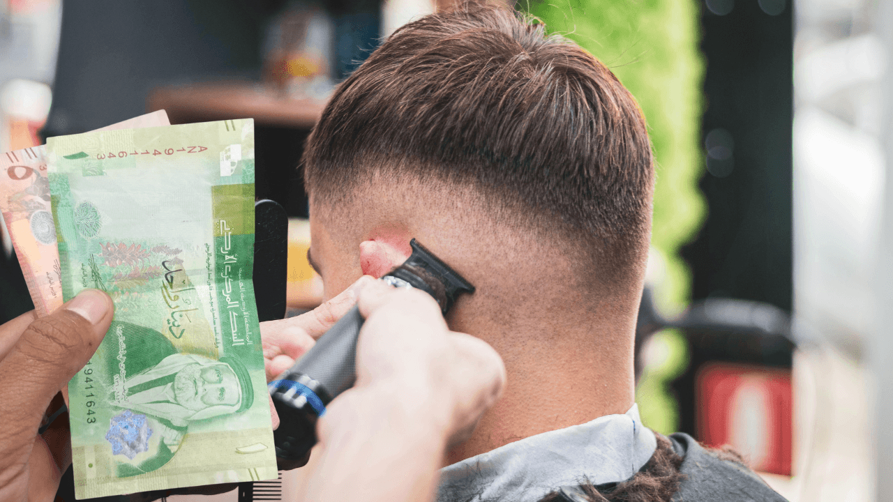 حلاقون يرفعون أسعار الحلاقة ويقررون عطلة الجمعة رسميا