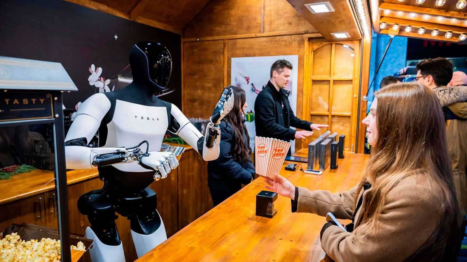 روبوت "أوبتيموس" البشري يوزع الفشار في برلين