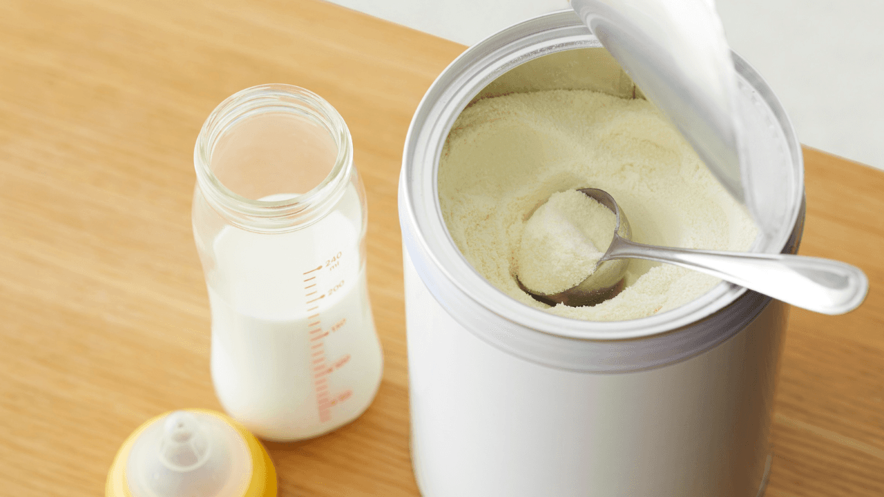 الغذاء والدواء لـ"عين": لا مخاطر على حليب الأطفال المتداول محليًا