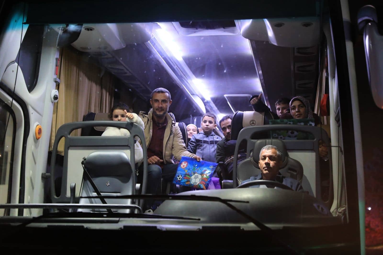 القوات المسلحة تجلي الدفعة الـ 20 من أطفال غزة المرضى للعلاج في المملكة