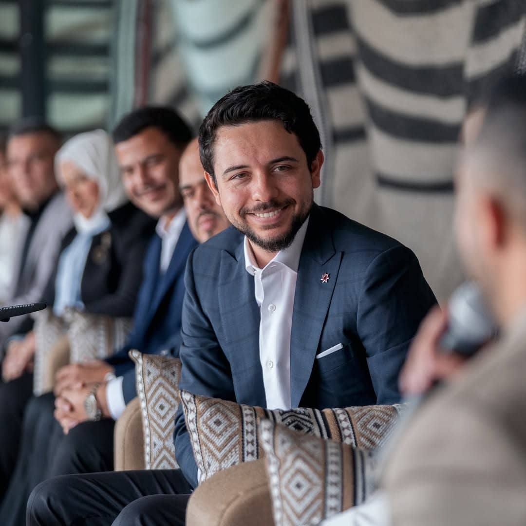 ولي العهد ينشر عبر انستغرام: مع بداية العام الجديد.. سعدت بلقاء شباب وشابات من محافظة العقبة