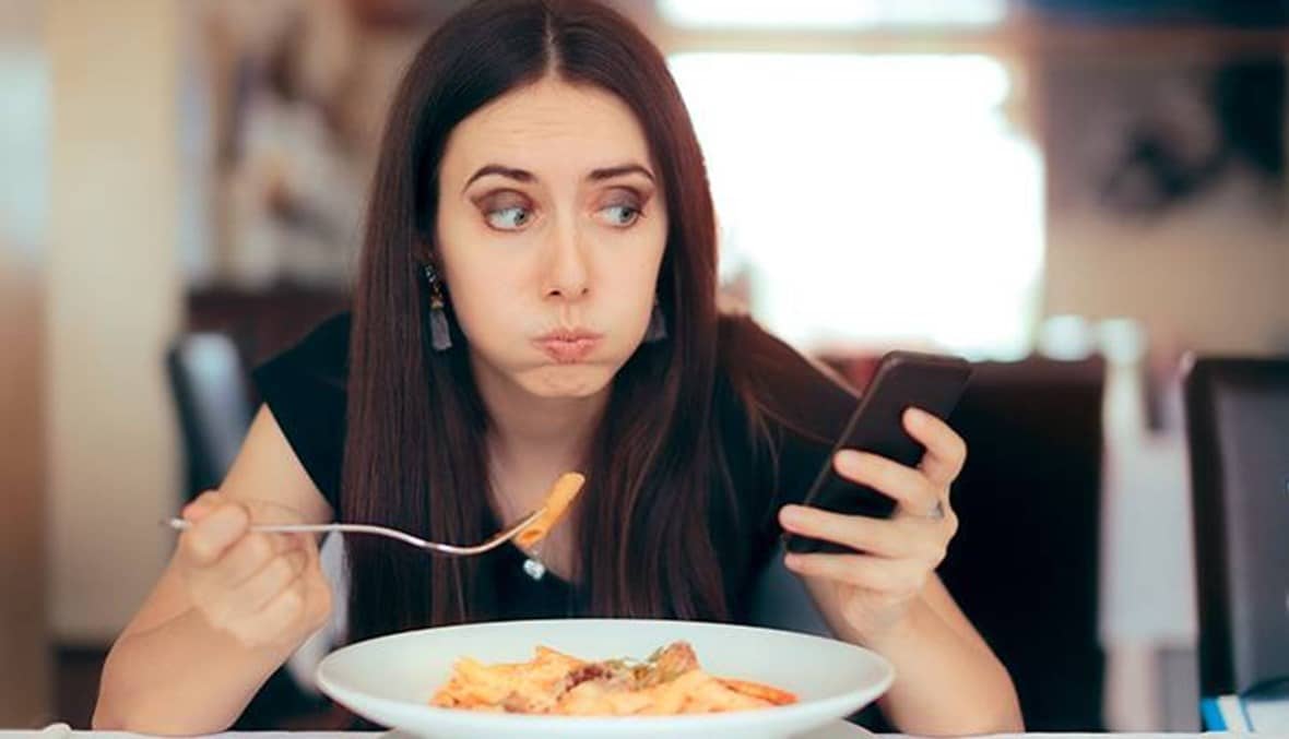 خبراء تغذية: العادات الغذائية الخاطئة تُهدر فوائد الطعام الصحي وتُعيق امتصاص المعادن