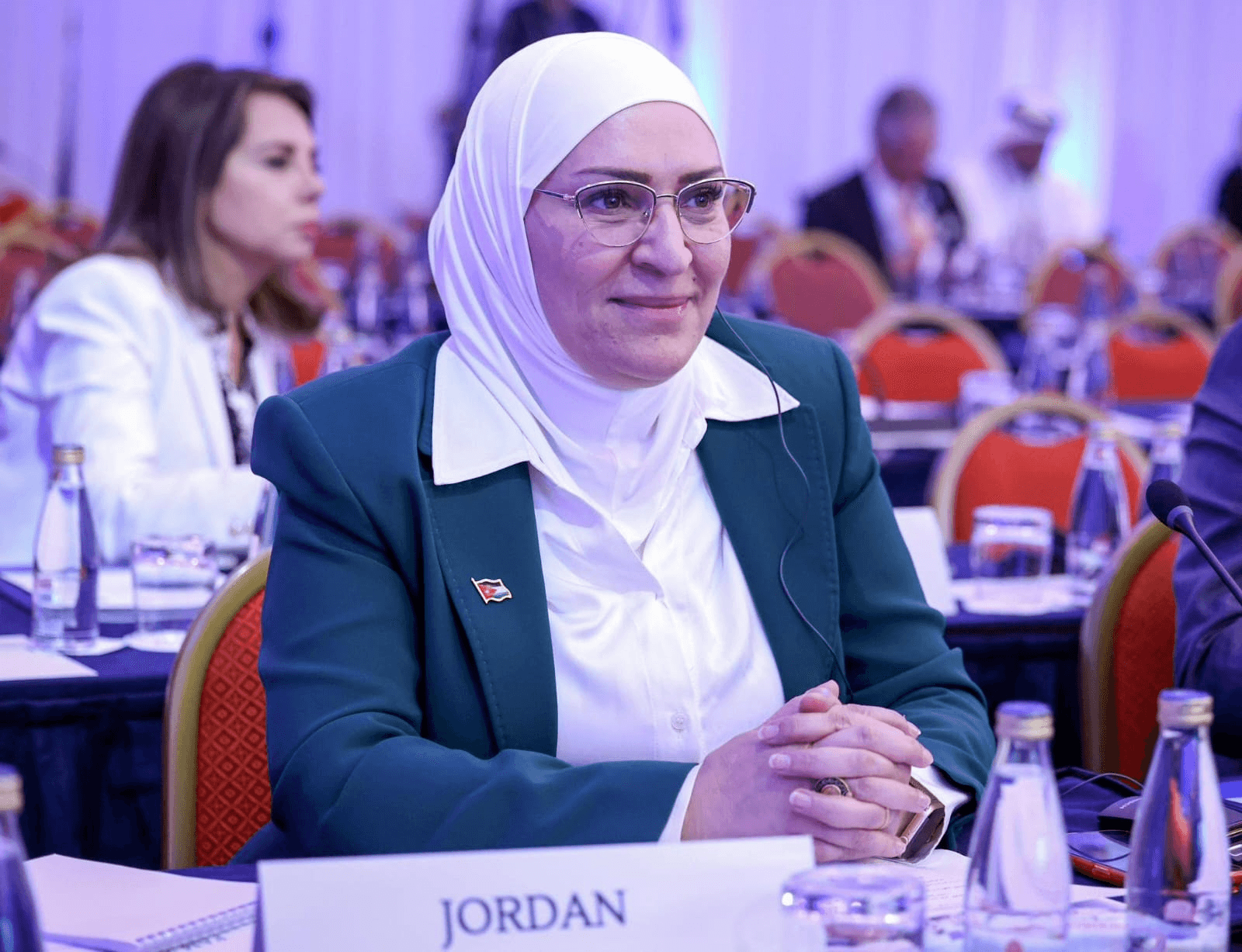 النائب الجراح تطالب الحكومة بمراجعة قرار الإجازات دون راتب.. وثائق