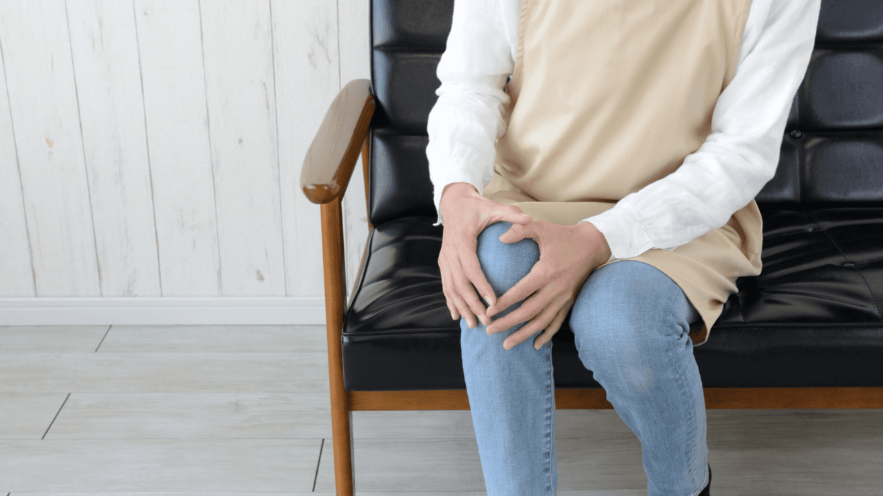 دليلك للتعامل مع طقطقة الركبة.. متى تستوجب زيارة الطبيب فوراً؟