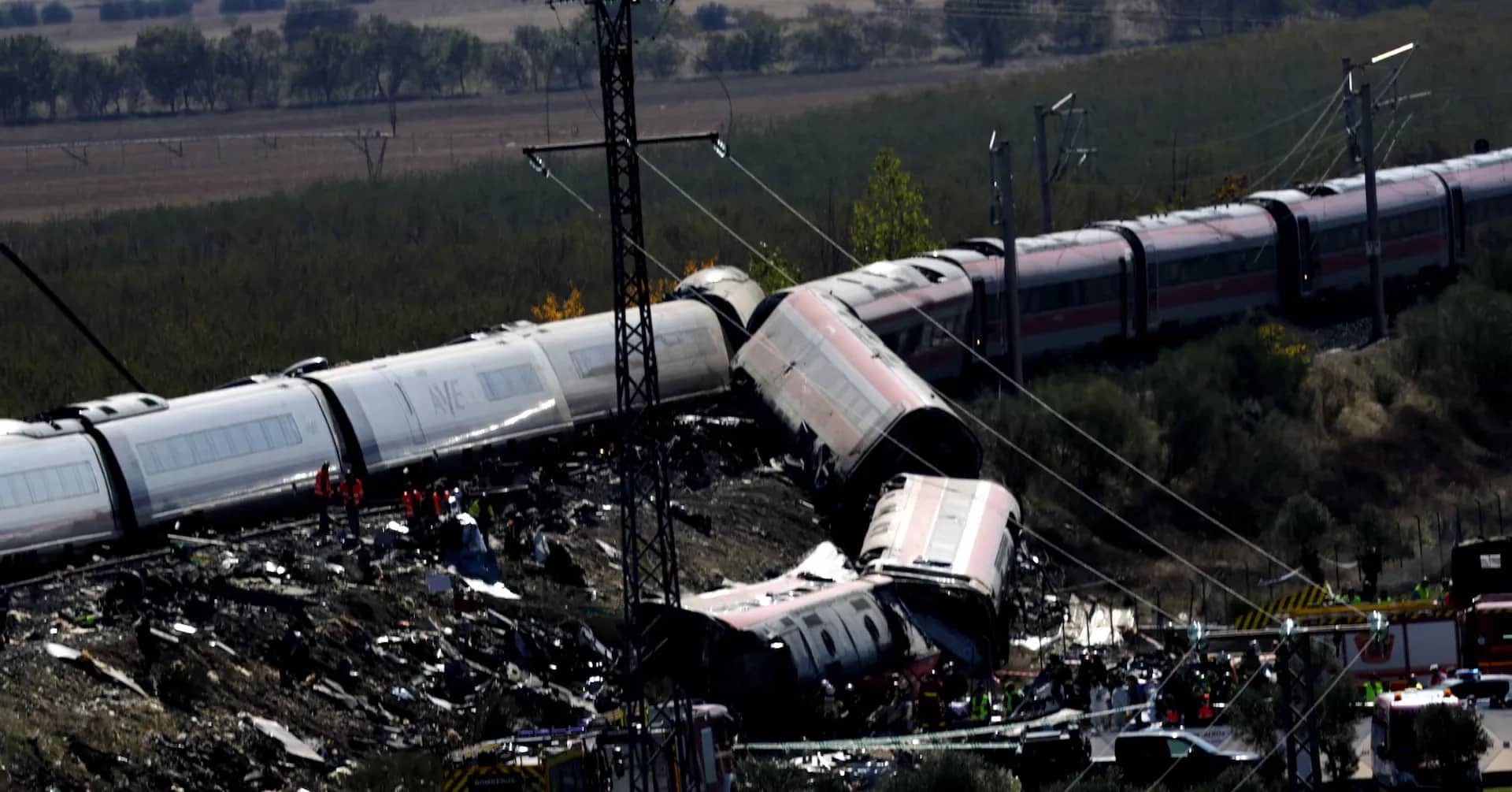 أودى بحياة 68 شخصا.. توضيح أسباب حادث تصادم قطارين بإسبانيا