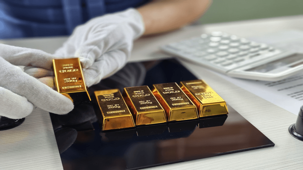 الذهب يتراجع بعد بلوغه أعلى مستوى في أسبوعين