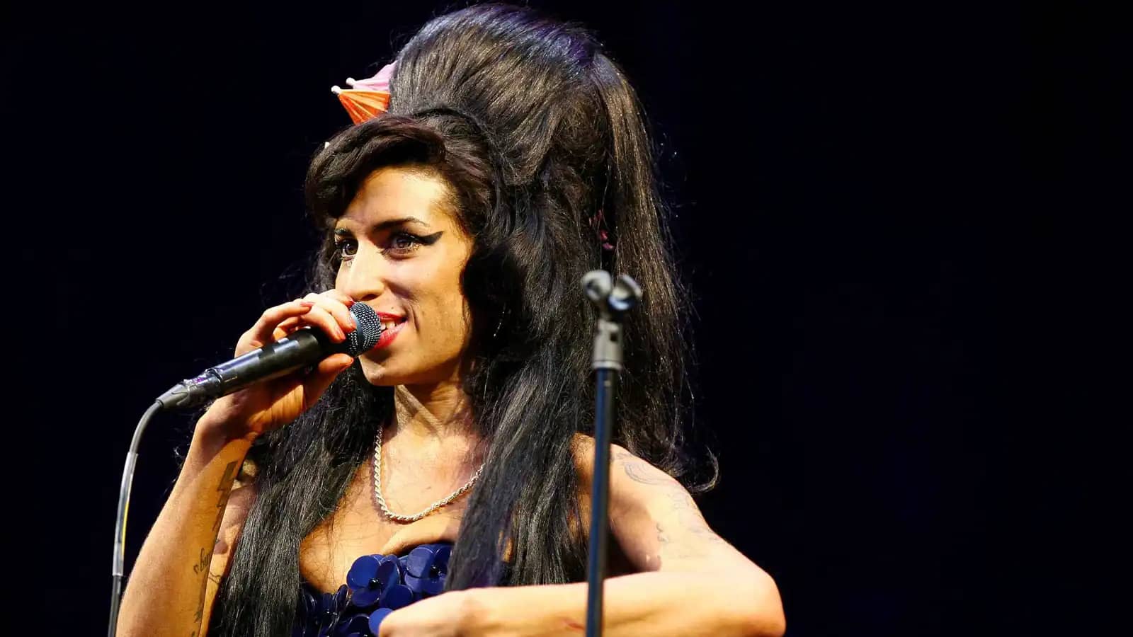 بعد 15 عامًا.. زوج إيمي واينهاوس السابق يكشف عن دوره في إدمانها