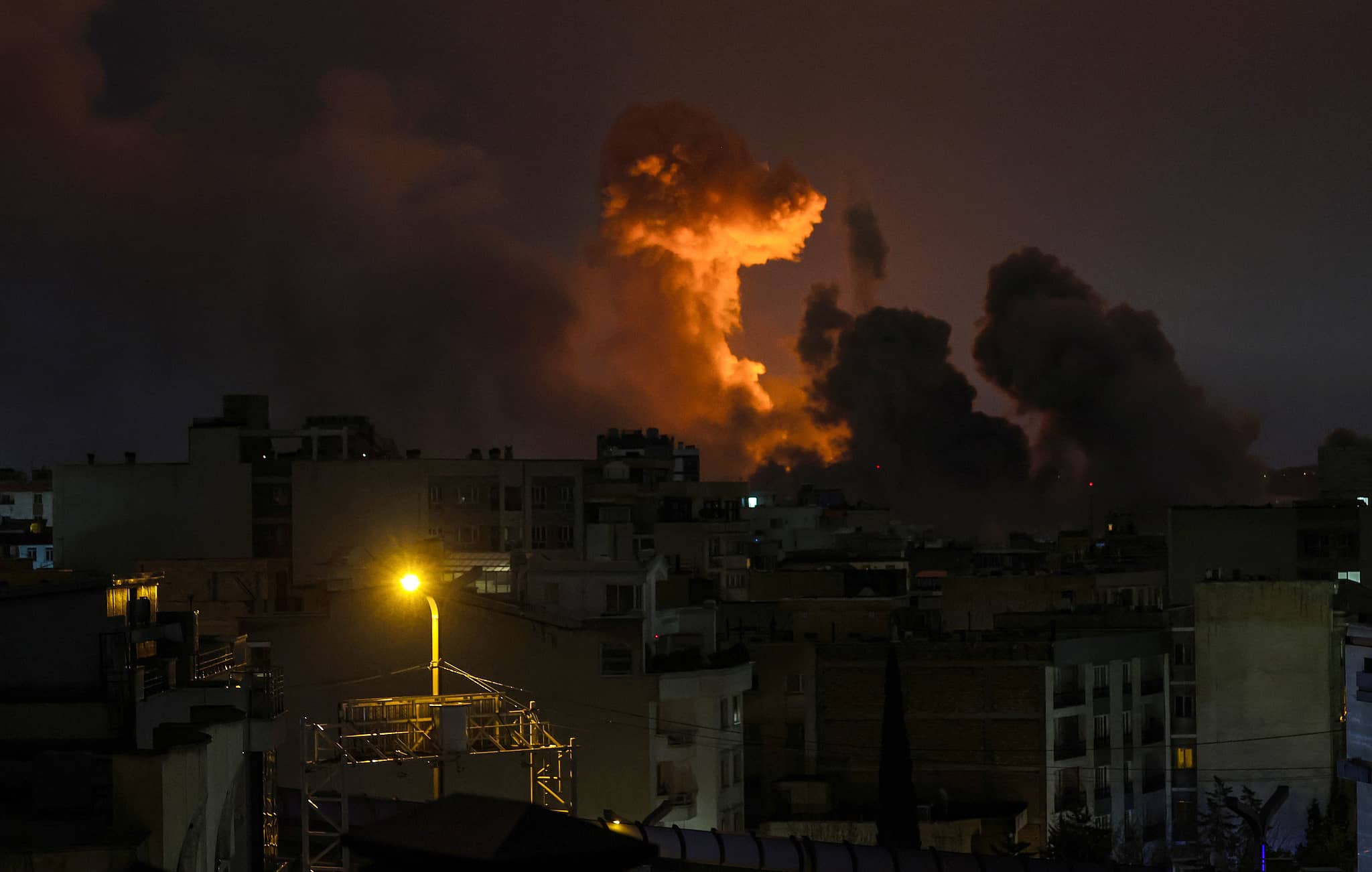 إعلام إيراني: انفجارات وانقطاع للكهرباء في طهران