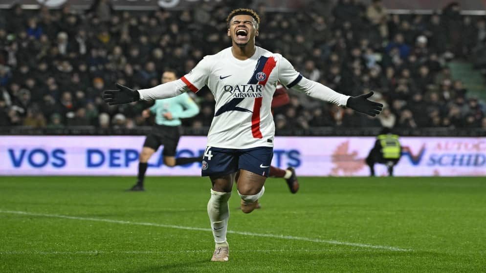 باريس سان جرمان يستعيد الصدارة مؤقتا بعد فوز صعب على ميتز