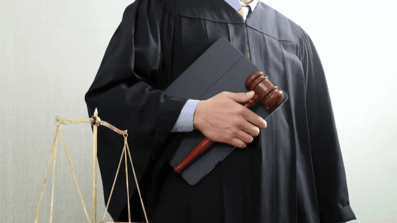 تفاصيل صادمة.. صاحب أسبقيات يعتدي على محامٍ "بموس" ويتسبب بكسور في فكّه
