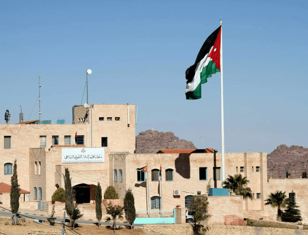 إنهاء خدمات 3 من كبار مفوضي سلطة البترا