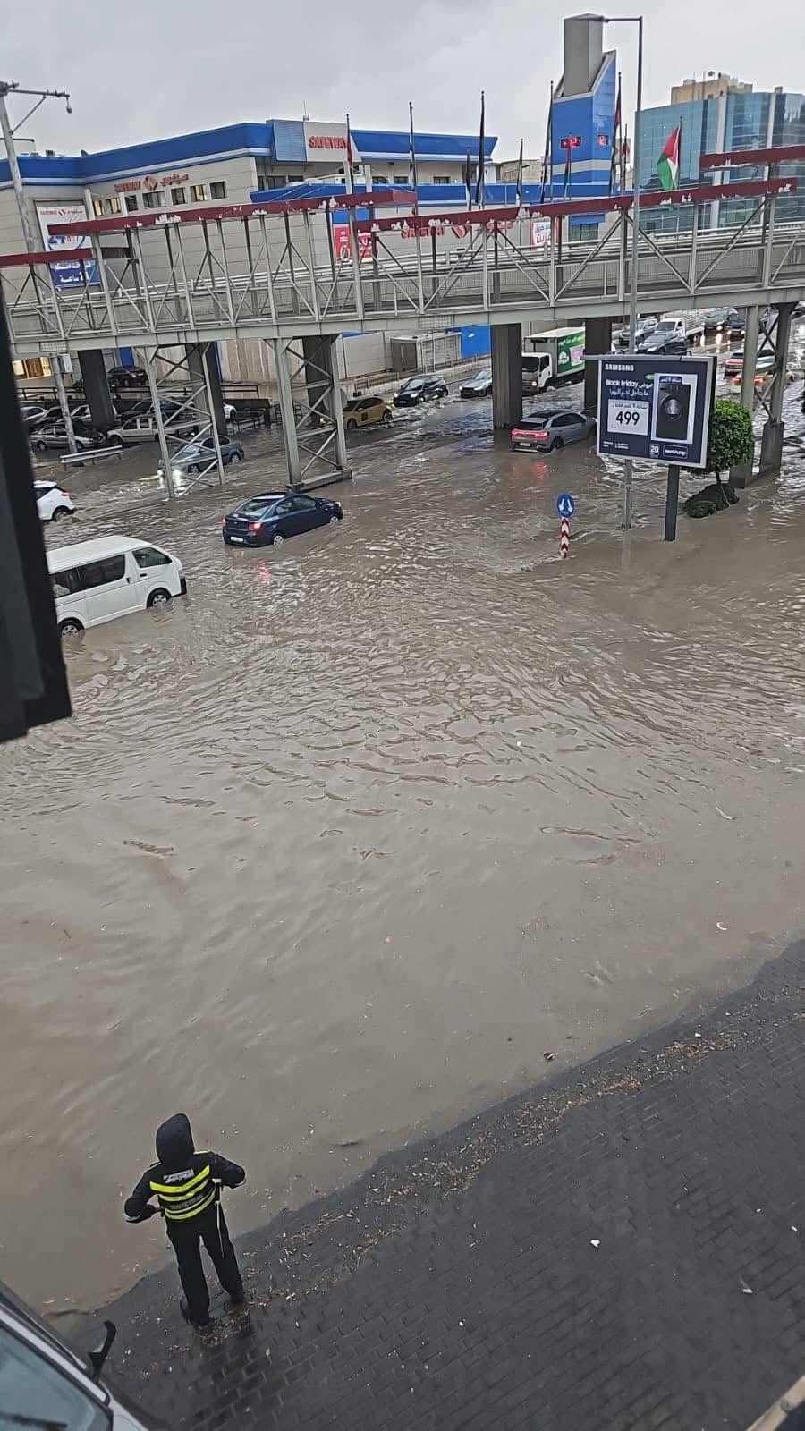 أمانة عمان: ربط مزاريب المياه على مناهل الصرف تسبب بارتفاع منسوب المياه في الشميساني