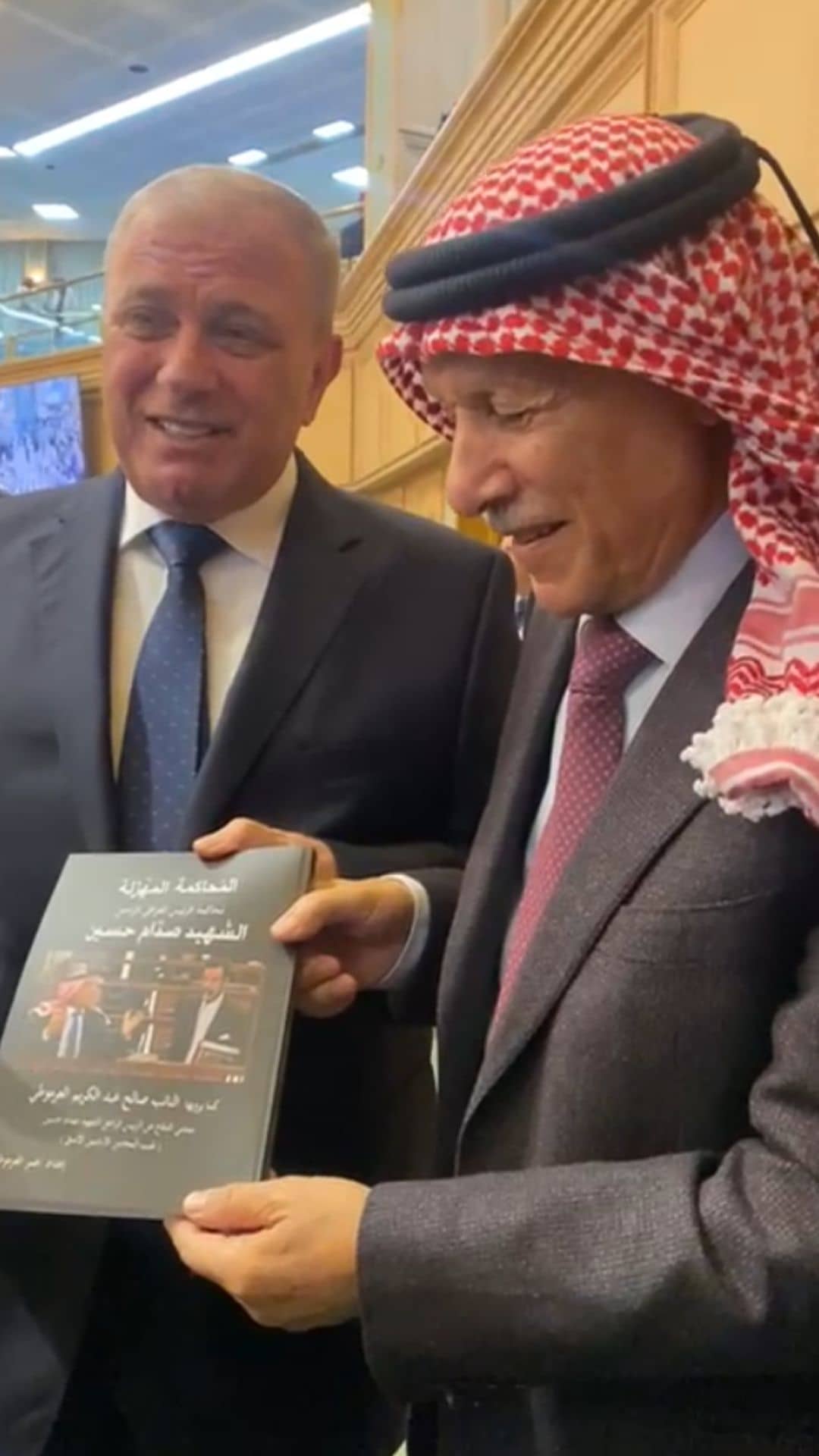 النائب صالح العرموطي يهدي النائب الأول لرئيس مجلس النواب النائب خميس عطية كتاب من تأليفه