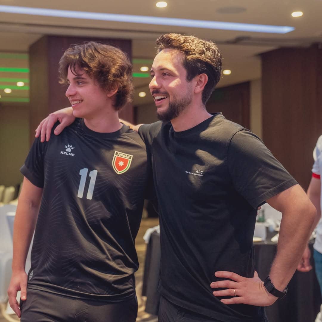 ولي العهد يهنئ الأمير هاشم بمناسبة عيد ميلاده