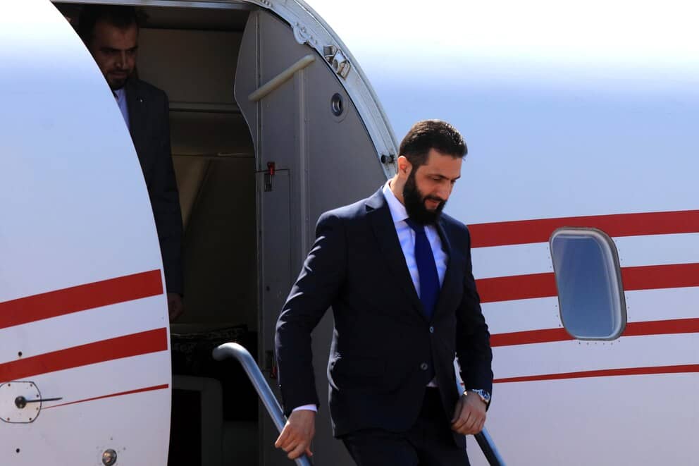 الشرع يصل موسكو لإجراء مباحثات مع بوتين تتناول الوجود العسكري والتعاون الاقتصادي والتطورات بالمنطقة