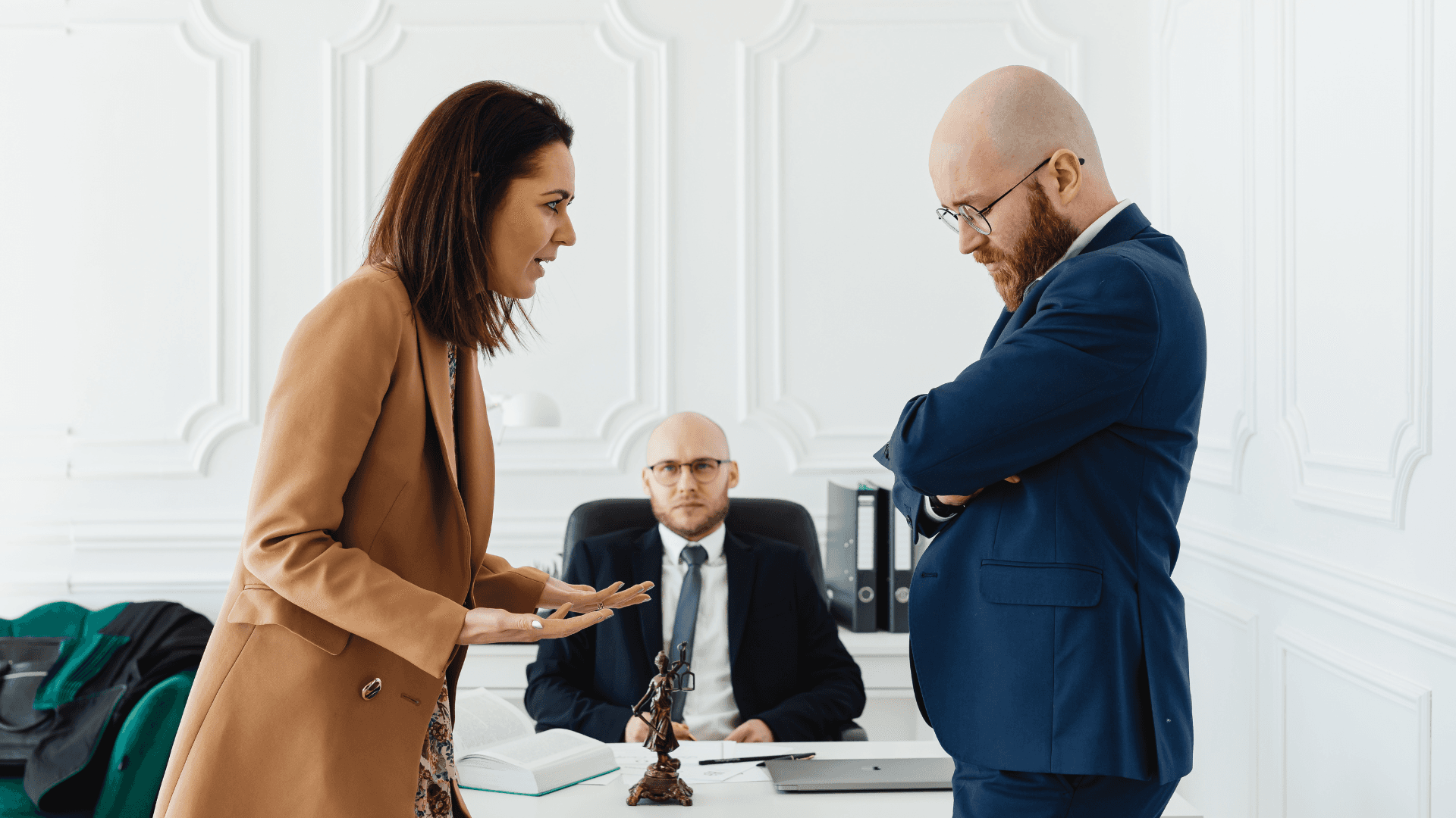 فضيحة في أحد البنوك.. موظفة تستغل علاقتها لإغراق متقاعد بقروض و7 كفالات