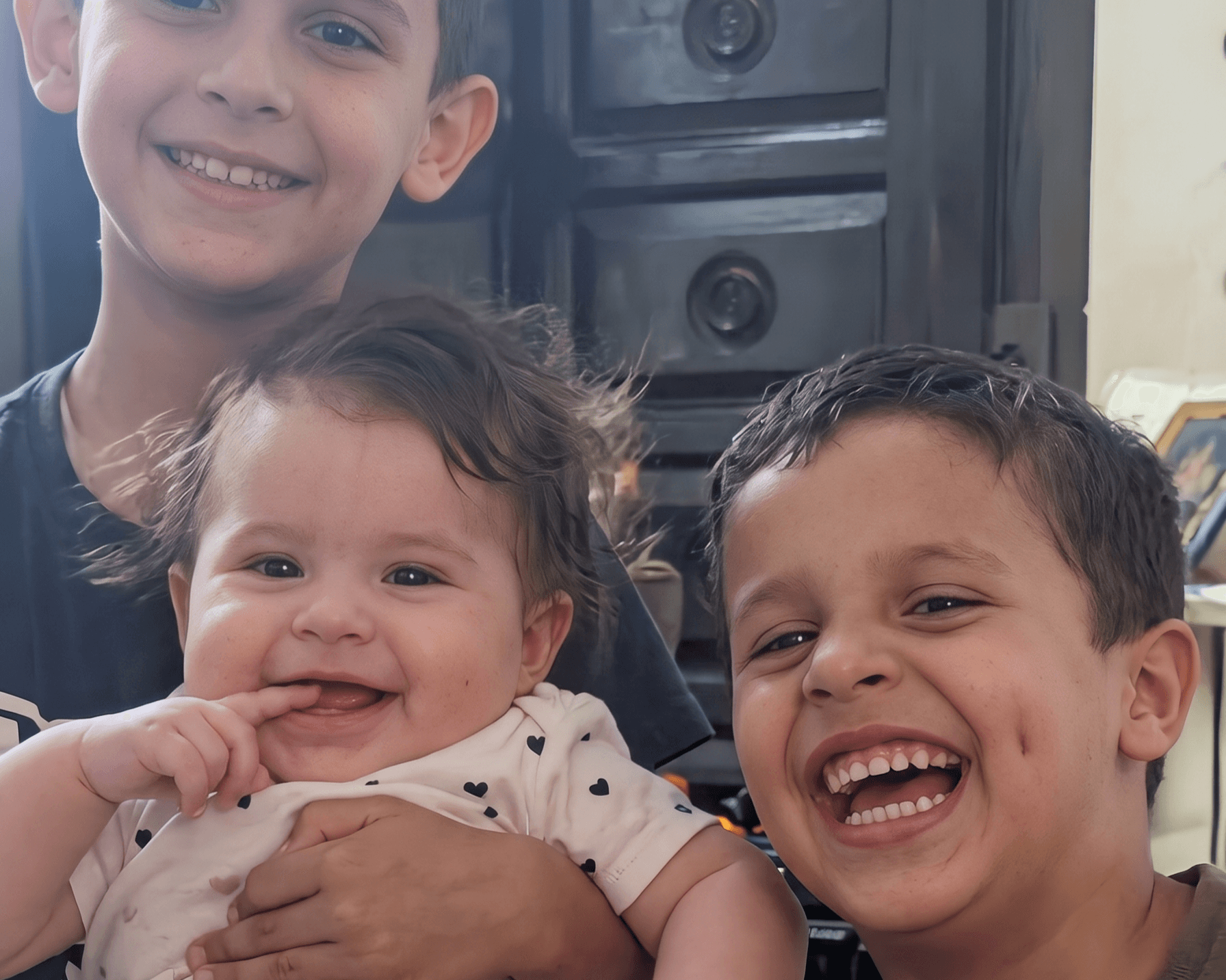 "اشتقت لصوتكم ولحضنكم".. كلمات والدة آدم ويحيى وماريا تفطر القلوب