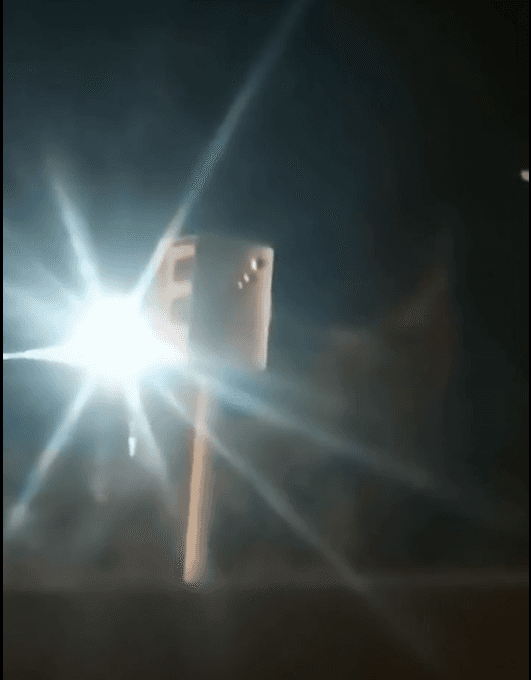 شاب سعيد بسلوك إطلاق النيران الخطير على كاميرا مراقبة