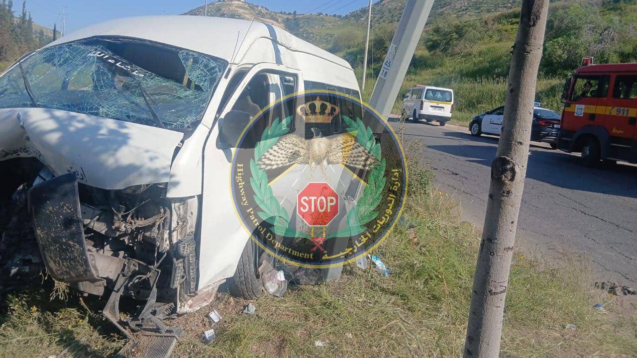 12 إصابة بتدهور حافلة على طريق الشونة الشمالية