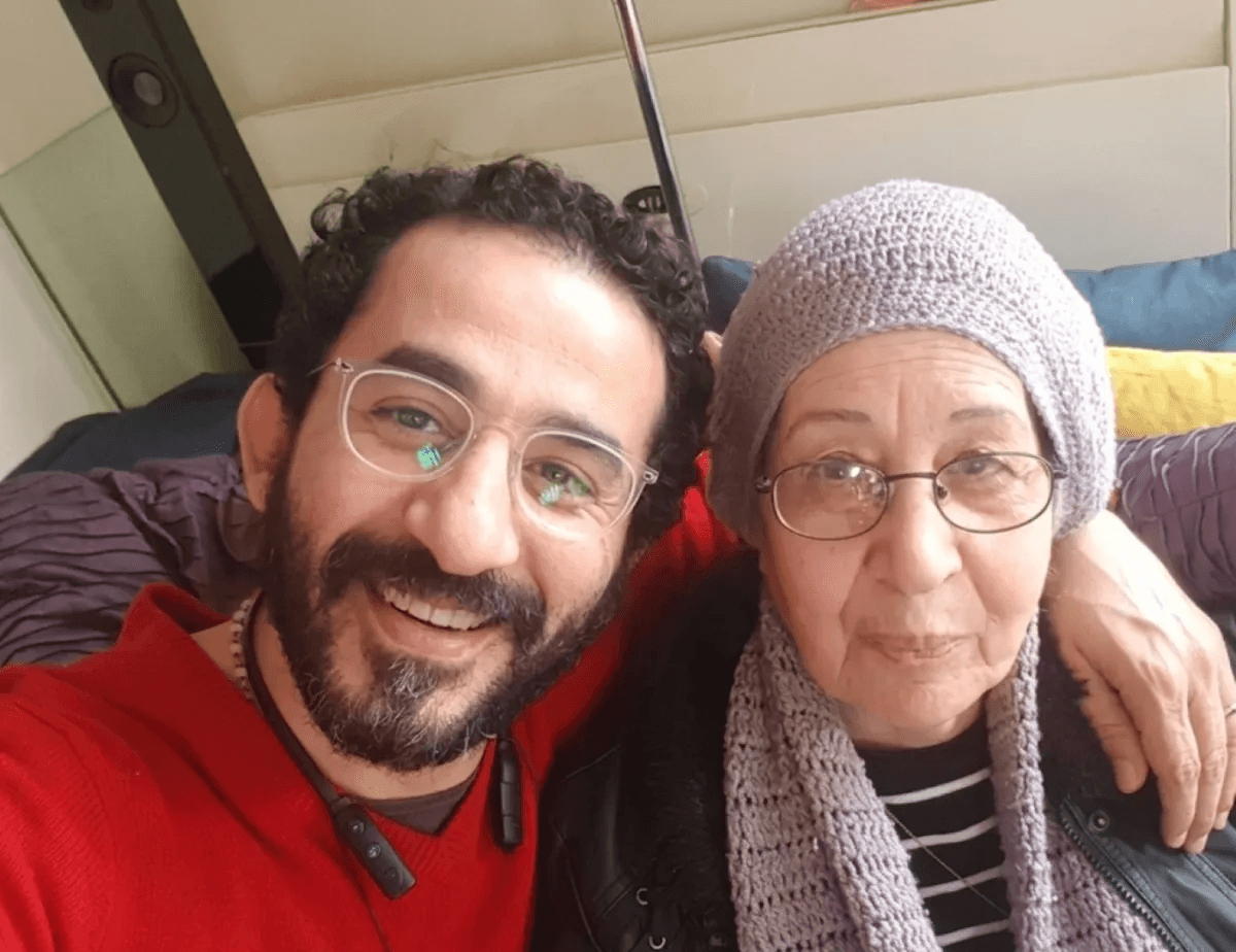 لماذا لاحقت نقابة الممثلين مذيعًا بعد عزاء والدة أحمد حلمي؟