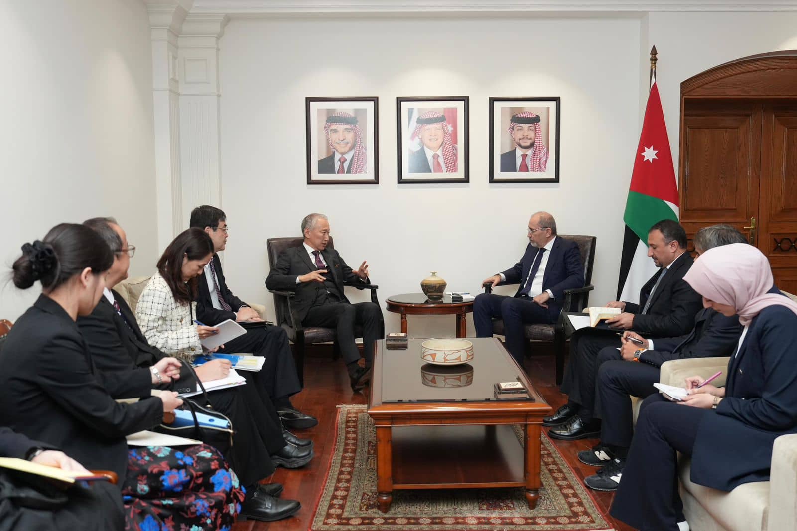 الصفدي يستقبل مساعد وزير خارجية اليابان المسؤول عن ملف إعادة إعمار غزة