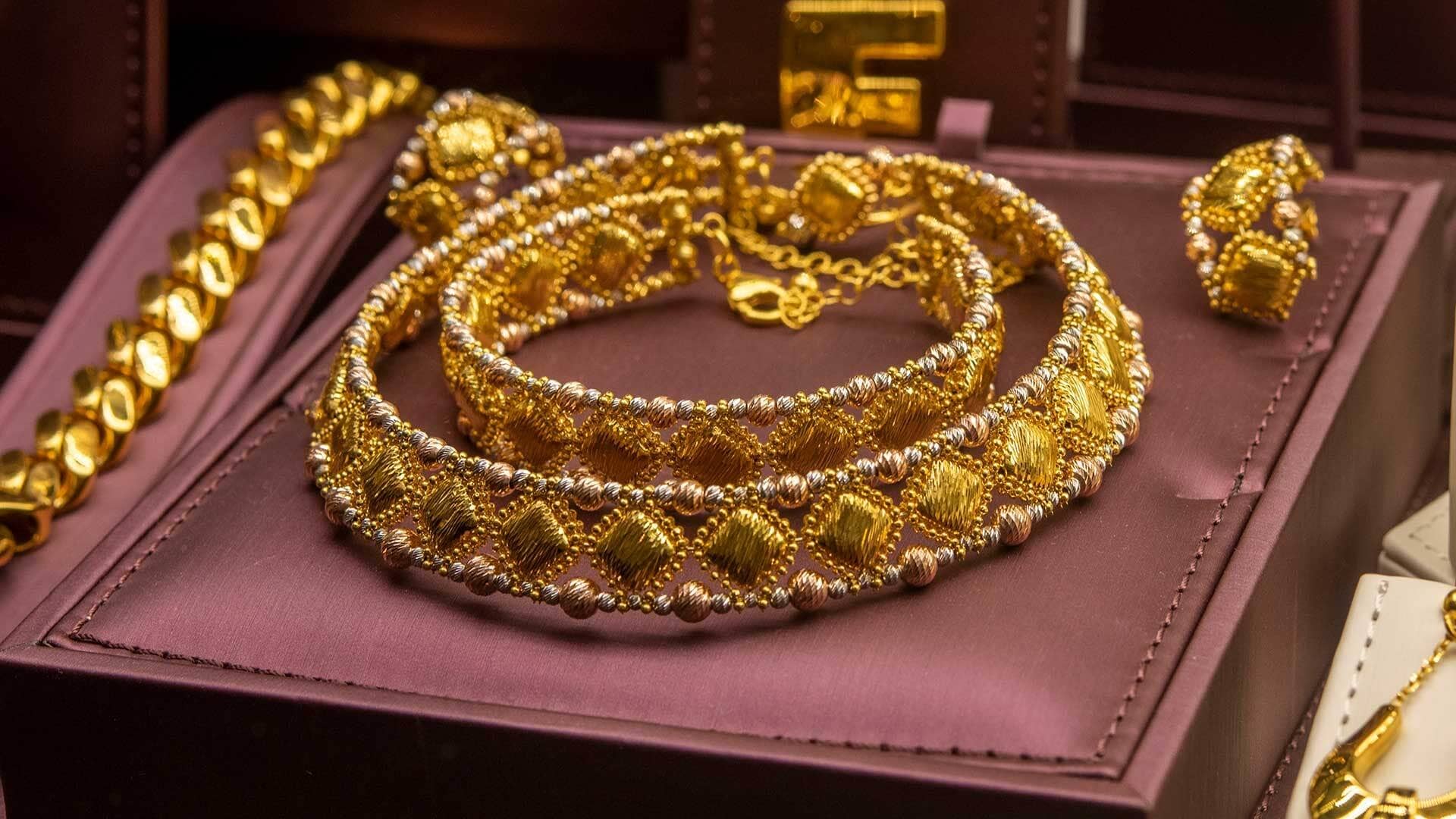 أخذها من درج والدته دون علمها.. طالب في إحدى مدارس الرياض يوزع مجوهرات على زملائه في الصف