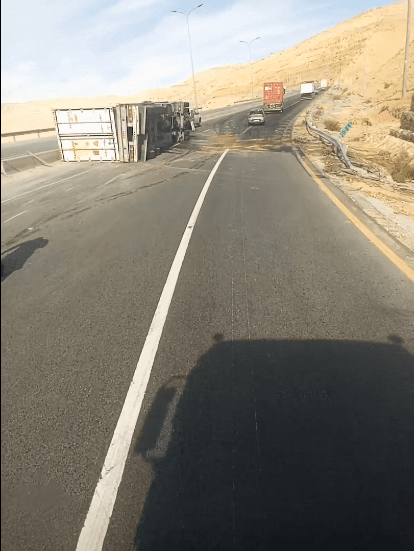 انقلاب شاحنة على الطريق الصحراوي "طلوع النقب" باتجاه عمان