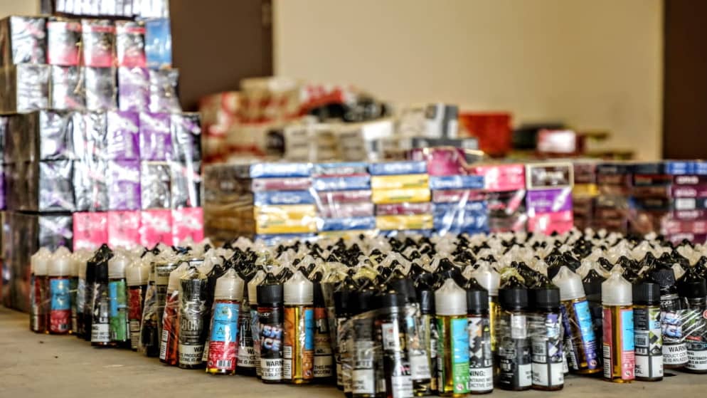 الجمارك تضبط كميات كبيرة من المواد المهربة.. "جوس ومعسل ودخان"