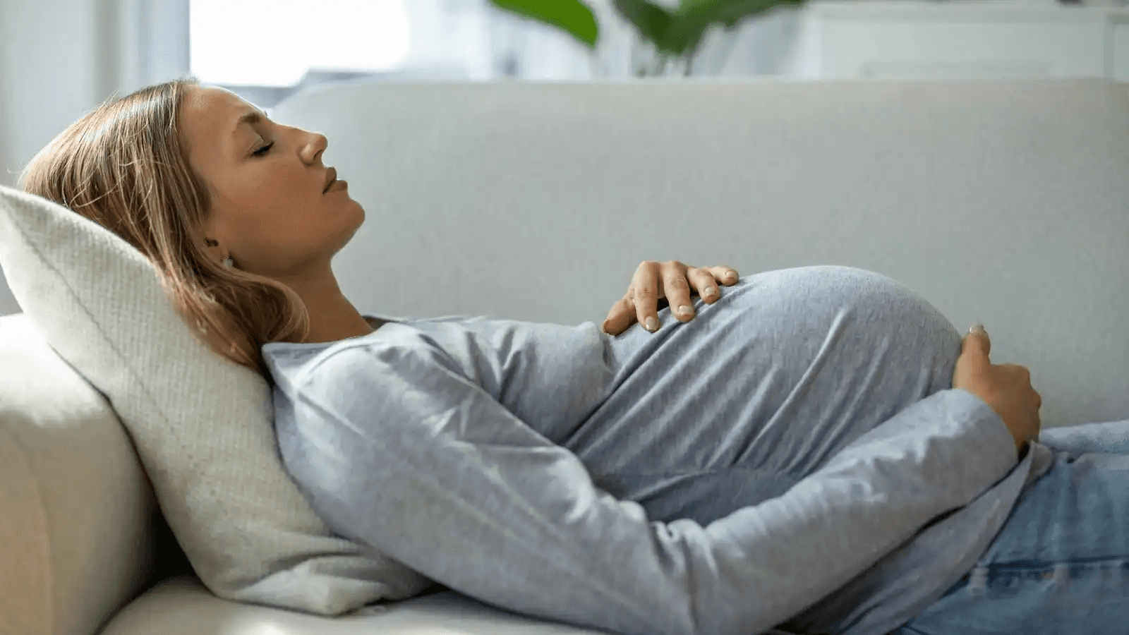 أفضل وضعية للنوم في الثلث الأخير من الحمل.. نصائح للحامل