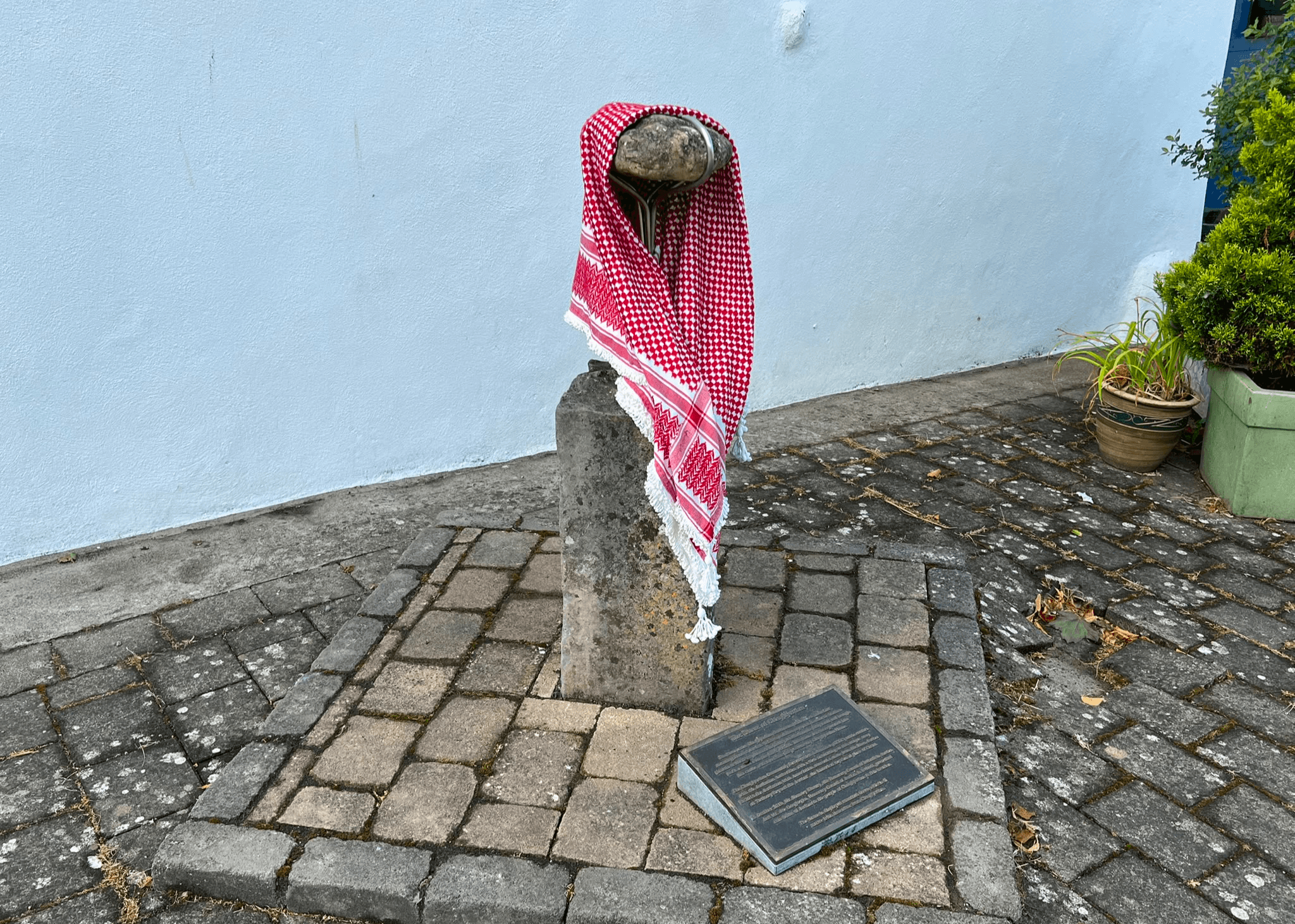 ما قصة القرية الإيرلندية التي بدأت بحجر من نهر الأردن؟