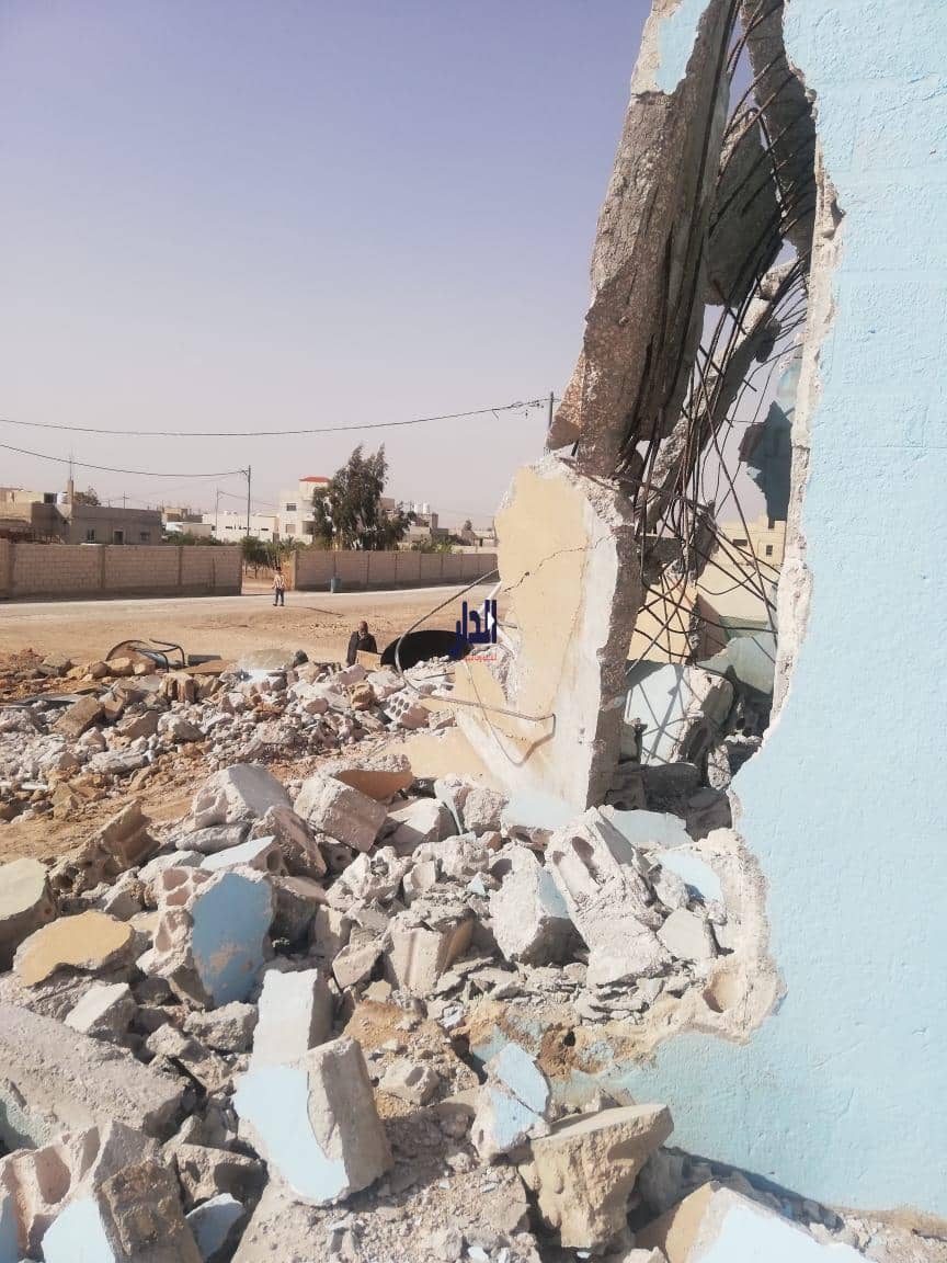 فيديو.. ماذا يحدث في الأزرق.. قوة أمنية وهدم مفاجئ لمحال تجارية