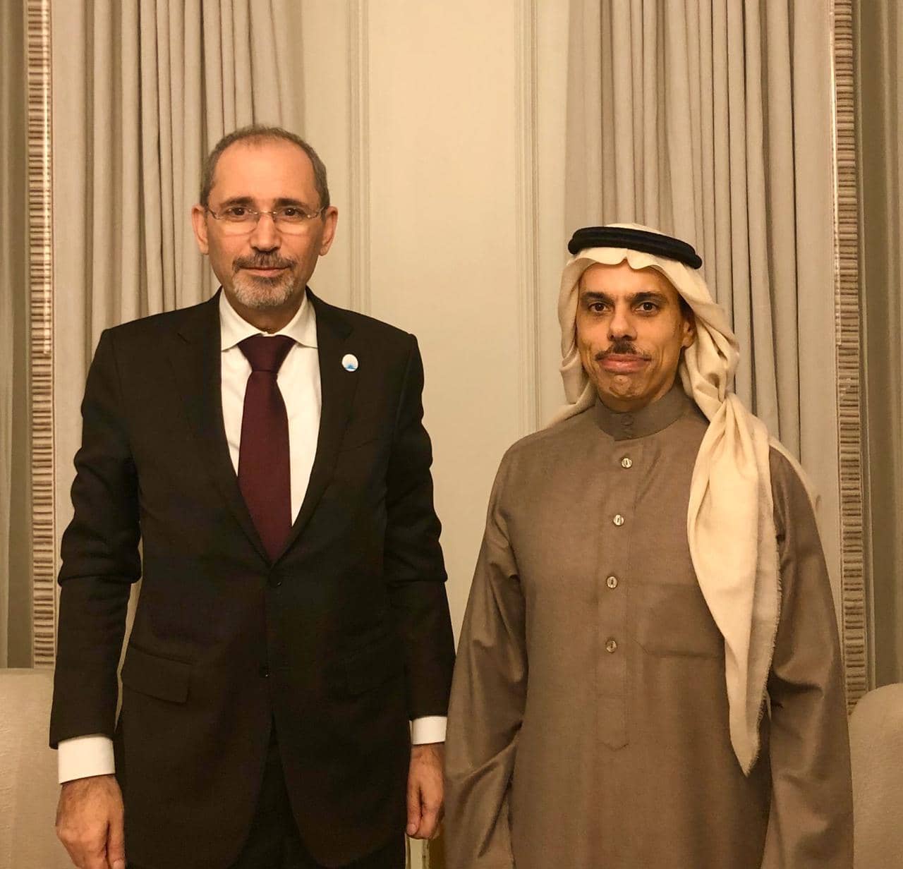 الصفدي ونظيره السعودي يبحثان في اتصال هاتفي التطورات بالمنطقة