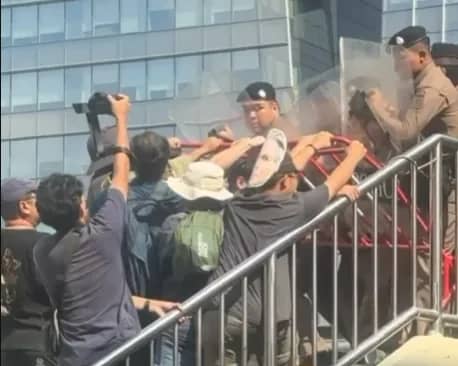 غضب في بانكوك.. آلاف المحتجين يصعّدون ضد البنك الدولي وصندوق النقد