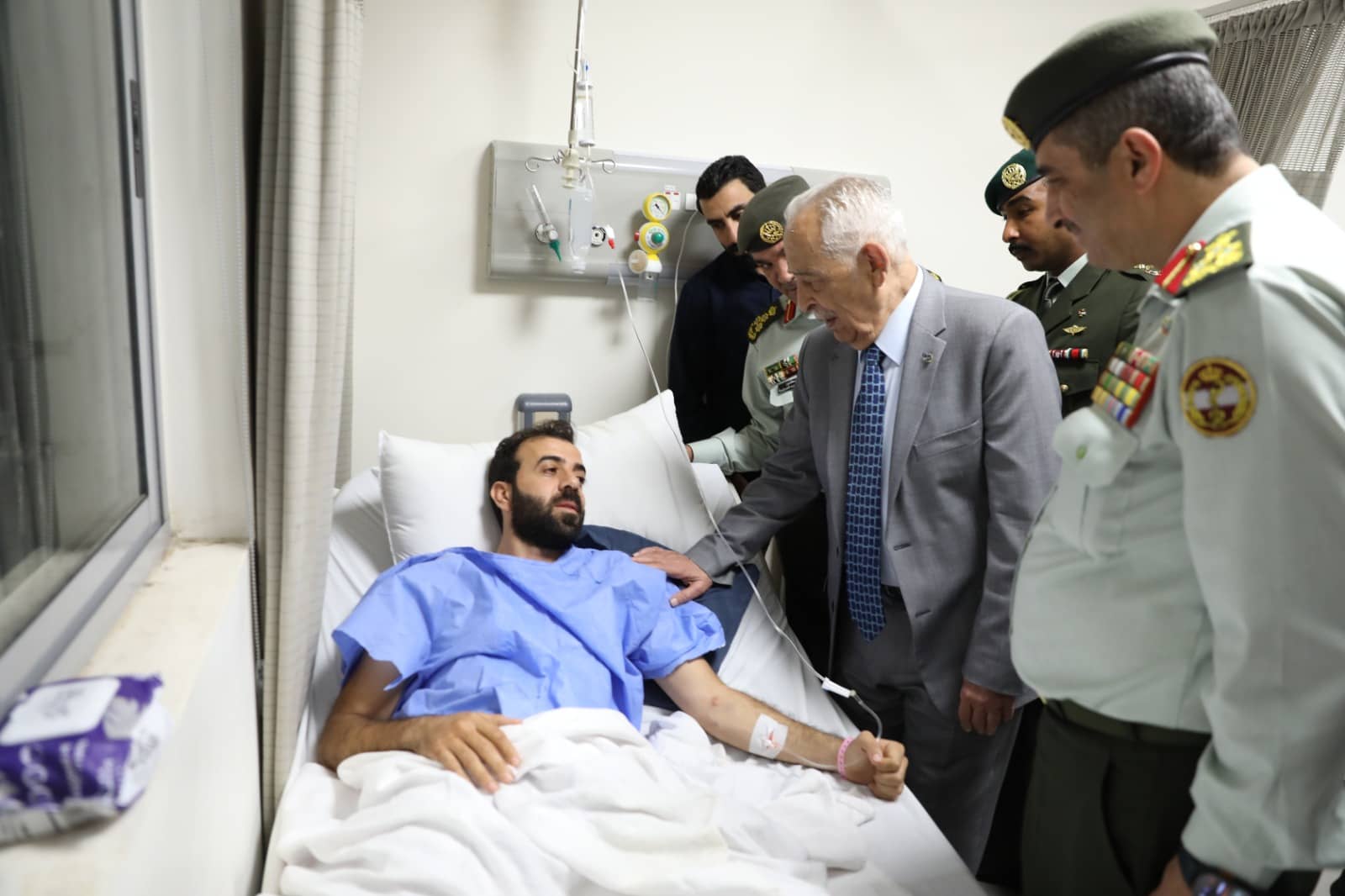 العيسوي ينقل اعتزاز الملك وولي العهد لمصابي المداهمة الأمنية في الرمثا