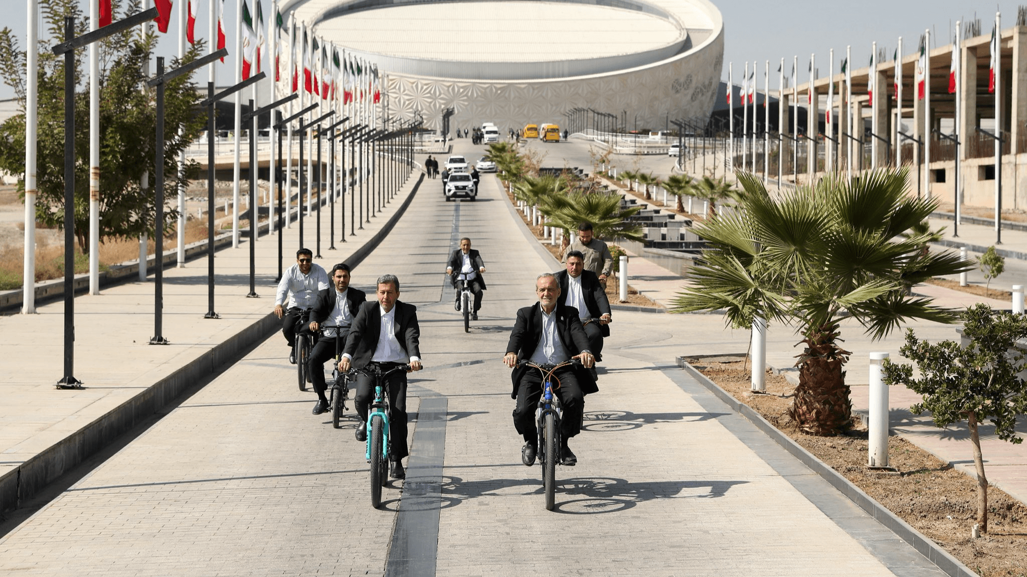 بسبب أزمة الطاقة.. بزشكيان يشجع الإيرانيين على المشي واستخدام النقل العام والدراجات
