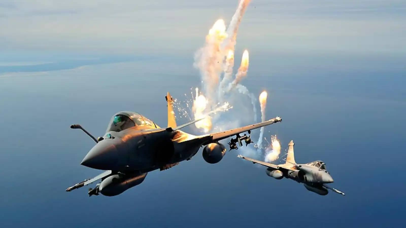 "البالونات الحرارية".. كيف تخدع الطائرات الحربية الصواريخ الموجهة؟